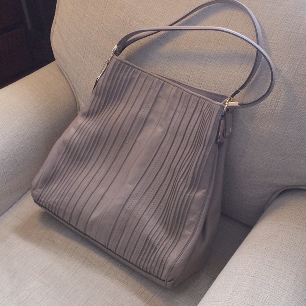 Coach bag used once gray pintucked leather lavender full lining 3 compartments